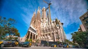 Nicht fertig und doch l&auml;ngst ein Wahrzeichen: Die Sagrada Familia von Antoni Gaud&iacute; ist die Sehensw&uuml;rdigkeit schlechthin in Barcelona, obwohl an ihr seit 1882 gebaut wird. 2026 soll sie endlich vollendet werden.