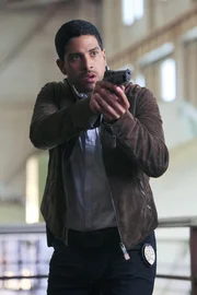 Eric Delko (Adam Rodriguez) verfolgt den fl&uuml;chtigen Luis durch die Zuckerraffinerie, um ihn f&uuml;r den Mord an Eduardo Santos festzunehmen.