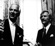 Konsul Dr&uuml;kheimer (Boy Gobert, links) will Klatschreporter Baby Schimmmerlos (Franz Xaver Kroetz) die sehr renovierungsbed&uuml;rftige Villa Schildkraut vermitteln. Das geschieht nat&uuml;rlich nicht ohne Hintergedanken...