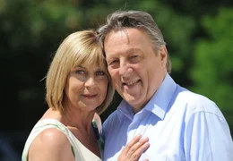Steffi Krieg (Mona Seefried) und ihr Verlobter Wolfgang R&uuml;hmer (Hansj&uuml;rgen H&uuml;rrig) planen eine Traumreise.