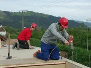 Willi Weitzel hilft heute beim Bau eines Fertighauses.