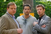 Der Fall bekommt eine unerwartete Wendung, als Hartl (Michael A. Grimm, l.) und Hansen (Igor Jeftić, r.) ein pikantes Detail aus dem Leben von Kletterkursteilnehmer Lindmayr (Florian Odendahl, M.) erfahren.