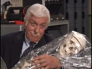 Dr. Mark Sloan (Dick Van Dyke) muss sich diesmal mit Geistern auseinandersetzen.