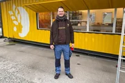 Erfinder Simon Zimmermann steht vor dem Prototyp seiner Solarbakery auf dem Impact Hub Gel&auml;nde in Stuttgart. Ein rund 14 Meter langer Container wurde in eine B&auml;ckerei umgewandelt.