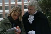 Anstatt über Kant zu reden, redet die Philosophiestudentin Sophie (Ann-Kristin Leo) in unseren Spielserien lieber mit dem schrulligen Professor (Titus Horst) aus Königsberg persönlich. Anstatt über Kant zu reden, redet die Philosophiestudentin Sophie (Ann-Kristin Leo) in unseren Spielserien lieber mit dem schrulligen Professor (Titus Horst) aus Königsberg persönlich.