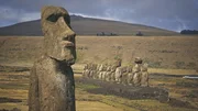 Beim ersten Kontakt mit der Insel finden europäische Seefahrer 1722 ein üppiges tropisches Paradies vor. Rund 50 Jahre später ist die Landschaft karg. Beim ersten Kontakt mit der Insel finden europäische Seefahrer 1722 ein üppiges tropisches Paradies vor. Rund 50 Jahre später ist die Landschaft karg.