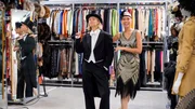 Lisa und Lena testen historische Modestile.