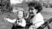 Ein Bild aus dem Jahr 1963 - Veronika Fitz mit ihrer Tochter Ariela Bogenberger.
