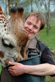Sebastian (Sami Loris, r.) besucht seine Kollegin Nele Sch&ouml;ne (Pauline Knof). Gemeinsam schwelgen sie in Erinnerungen ...
