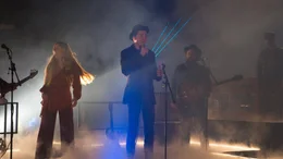 Wahrend des Auftritts der Band "Rhonda" mach Marius (Lukas Schmidt) auf der B&uuml;hne eine &uuml;berraschende Ansage.