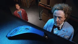 Der bizarre T&uuml;ftler Morty (Christopher Walken, r.) bietet dem Workaholic Michael (Adam Sandler, l.) eine einzigartige Universalbedienung an, mit der man sein Leben kontrollieren kann ...