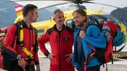 Die Bergretter Markus (Sebastian Str&ouml;bel), Simon (Ferdinand Seebacher) und Michi (Robert Lohr) freuen sich &uuml;ber den gelungenen Einsatz.