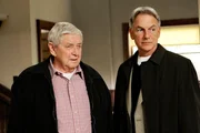 W&auml;hrend der Ermittlungen an einem neuen Mordfall bekommt Gibbs (Mark Harmon, r.) Besuch von seinem Vater (Ralph Waite, l.) ...