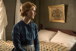 Die Mutter der March-Schwestern (Laura Dern) k&uuml;mmert sich nicht nur aufopferungsvoll um ihre M&auml;dchen, sondern leistet auch wohlt&auml;tige Nachbarschaftshilfe bei &auml;rmeren Familien.