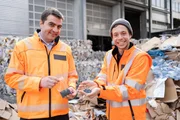 Mit Christian ist Tobi (rechts) in einer Abfallsortieranlage unterwegs und findet heraus, warum M&uuml;lltrennung so wichtig ist.