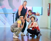 (v.li.): Troy Gentile (Barry Goldberg), Noah Munck (‚Naked‘ Rob Smith), Shayne Topp (Matt Bradley), Matt Bush (Andy Cogan). (v.li.): Troy Gentile (Barry Goldberg), Noah Munck (‚Naked‘ Rob Smith), Shayne Topp (Matt Bradley), Matt Bush (Andy Cogan).