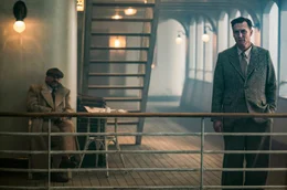 Auf der &Uuml;berfahrt ins Exil: Dr. Josef Bartok (Oliver Masucci, re.) lernt Koller (Samuel Finzi) kennen, der den Schachweltmeister managt.