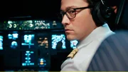Kopilot Tobias Ellis (Joseph Gordon-Levitt) kann bei Start des Flugzeugs nicht ahnen, was bei diesem Flug auf ihn zukommen wird.
