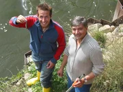 Willi Weitzel mit Thomas Gaumert an der Fischtreppe, einem k&uuml;nstlichen Wildbach, an dem die Fische ihre Flusswanderung fortsetzen k&ouml;nnen.