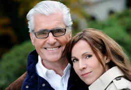 Staranwalt Dr. Mark Degen (Sky Du Mont) muss seiner Tochter Ricarda (Doris Schretzmayer) helfen.