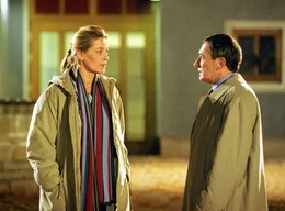 Anja (Barbara Rudnik) versucht, sich mit dem ungl&uuml;cklich verliebten Herbert (Rudolf Kowalski) auszusprechen.