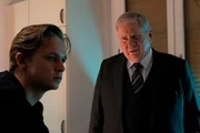 Mario R&ouml;nsch (Nico Liersch, l.) erz&auml;hlt Oberstaatsanwalt Bernd Reuther (Rainer Hunold, r.), dass er kein gutes Verh&auml;ltnis zu seinem ermordeten Vater hatte.