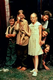 Die "Wei&szlig;e Rose": v.l.n.r.: Kalle (Malte Forsberg), Anders (Totte Steneby) und Eva Lotta (Josefin Arling) und die Mitglieder der "Roten Rose" (v.o.n.u.: Sixten (Victor Sandberg) , Jonte (Johan Stattin) und Benke (Bobo Steneby).