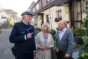 Friedemann Sonntag (Christian P&auml;tzold, l.) gibt sich gegen&uuml;ber den beiden Nachbarn Berta Hermann (Dagmar Biener, r.) und Dietmar Notz (Hans-Joachim Heist, M.) als jovialer Streifenpolizist aus. Diese Taktik f&uuml;hrt bald zu einem &uuml;berraschenden Ergebnis.