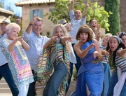 V.l.: Rosie (Julie Walters), Sam (Pierce Brosnan), Sophie (Amanda Seyfried) und Tanya (Christine Baranski)  Die Verwendung des sendungsbezogenen Materials ist nur mit dem Hinweis und Verlinkung auf TVNOW gestattet.