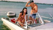 James Bond (Sean Connery) will mit Hilfe von Paula Caplan (Marine Beswick) herausfinden, was Largo vorhat...