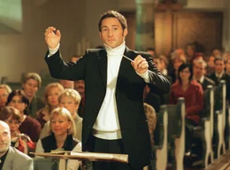 11.04) um 10:30 Uhr im Ersten. Der Kirchenmusiker Jochen Hofmann (Benjamin Sadler) bei seinem gro&szlig;en Auftritt vor der Gemeinde.
