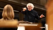 Sir Simon Rattle (Bild) dirigiert die Matth&auml;uspassion: Chor und Symphonieorchester des Bayerischen Rundfunks erweisen sich abermals als h&ouml;chst flexible Klangk&ouml;rper mit herausragenden Solisten.