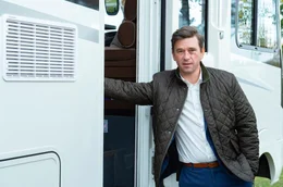 Der Campingplatz-Mogul Werner (Peter Schneider) hat gro&szlig;e Pl&auml;ne.