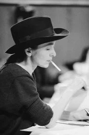 Choreografin und Ballettdirektorin Pina Bausch im Probenraum des Wuppertaler Tanztheaters.