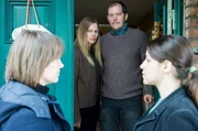 Die verhängnisvollen Lügen und Ungereimtheiten fliegen jetzt auf: Marion (Anna Loos) und Uwe Mosbach (Godehard Giese) geraten ins Visier von Chefermittler Katrin Jahnke (Britta Hammelstein, li.) und ihrer Kollegin Aynur Yldrim (Almila Bagriacik, re.). Die verhängnisvollen Lügen und Ungereimtheiten fliegen jetzt auf: Marion (Anna Loos) und Uwe Mosbach (Godehard Giese) geraten ins Visier von Chefermittler Katrin Jahnke (Britta Hammelstein, li.) und ihrer Kollegin Aynur Yldrim (Almila Bagriacik, re.).