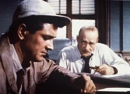 Familienzwist: V.l.: Rock Hudson als Mitch Wayne und Robert Keith als Familienoberhaupt Jasper Hadley.