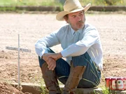ARD DIE DREI BEGR&Auml;BNISSE DES MELQUIADES ESTRADA (the three burials of melquiades estrada), USA/Frankreich 2004, Regie Tommy Lee Jones, am Donnerstag (11.06.09) um 23:00 Uhr im Ersten. Der Cowboy Pete (Tommy Lee Jones) ist ein Mann, der zu seinem Wort steht. &copy; ARD Degeto - honorarfrei - Verwendung gem&auml;&szlig; der AGB im engen inhaltlichen, redaktionellen Zusammenhang mit o. g. Sendung bei Nennung Bild: "ARD Degeto" (S 2), Programmplanung und Presse (069) 1509-334 oder -335, e-mail degeto-presse@degeto.de.
