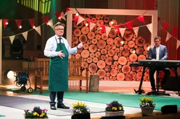 Kabarettist J&uuml;rgen B. Hausmann pr&auml;sentiert sein Fr&uuml;hlingsspecial zusammen mit seinem langj&auml;hrigen musikalischen Partner Harald Cla&szlig;en (r).