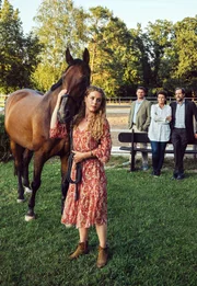 Rike (Klara Deutschmann, vorne) mit "Jacomo" auf dem Gestüt Wildenstein: Ihre Mutter Elsa (Ulli Maier, hinten), ihr Bruder Ferdinand (Shenja Lacher, hinten links) und der Tierarzt Dr. Georg Stadelmeier (Helfried von Lüttichau, re.) sehen die Rückkehr skeptisch. Rike (Klara Deutschmann, vorne) mit "Jacomo" auf dem Gestüt Wildenstein: Ihre Mutter Elsa (Ulli Maier, hinten), ihr Bruder Ferdinand (Shenja Lacher, hinten links) und der Tierarzt Dr. Georg Stadelmeier (Helfried von Lüttichau, re.) sehen die Rückkehr skeptisch.