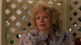 Aurora Greenway (Shirley MacLaine)