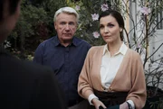 Karla Eckhardt lernt Paul Kressmanns (J&ouml;rg Sch&uuml;ttauf) deutlich j&uuml;ngere Frau Dunja (Barbara Kaudelka) kennen.