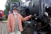 Sepp Forcher vor der Mariazeller Dampflok. Sepp Forcher vor der Mariazeller Dampflok.
