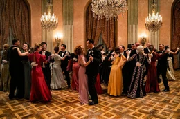 Noch tanzt Wien den Walzer: Bartok (Oliver Masucci) und seine Frau Anna (Birgit Minichmayr) auf dem Ball.