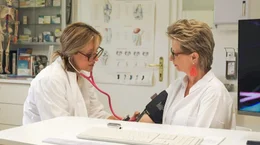 Dr. Sarmata Szameit mit Patientin.