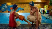 Ungeplant treffen sich Christine (Anne Roemeth, l.), die sich nur mit Schwimmfl&uuml;gel ins Wasser traut, und Suse (Silke Bodenbender, r.) im Schwimmbad des Kurhauses.