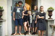 Mo (Timur Işık, l) mit den Kindern v.l.n.r. Fritte (Emily Kaiser), Nano (Michel Koch), Fabi (No&eacute;l Gabriel Kipp) und Toni (Lola H&ouml;ller).