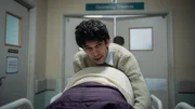 Als stellvertretender Stationsarzt der Gyn&auml;kologie hat Adam Kay (Ben Whishaw) mit dem t&auml;glichen Wahnsinn des &ouml;ffentlichen Gesundheitssystems zu tun. Zu viele Patienten, zu wenig Personal und kaum Zeit, um abzuschalten. Was soll da schon schief gehen?