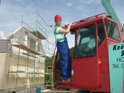 Nur vier M&auml;nner und einen gro&szlig;en Kran braucht es, um das Haus aufzubauen. Ob die Arbeit heute schneller geht, weil Willi mithilft?