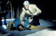 Buddy Blake (Tom DeLuise, l.) st&uuml;rzt mit einem Messer im R&uuml;cken zu Boden. Dr. Sloan (Dick Van Dyke, r.) eilt ihm sofort zu Hilfe.