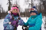 Chloe und Eiley wohnen mitten in der Wildnis in Alaska. Chloe und Eiley wohnen mitten in der Wildnis in Alaska.